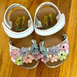 White sandals, toddler size 6. In good condition.